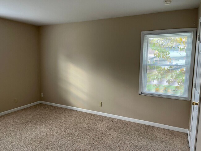 Building Photo - 2 Bedroom, 1.5 Bath - Warsaw, Carport Included