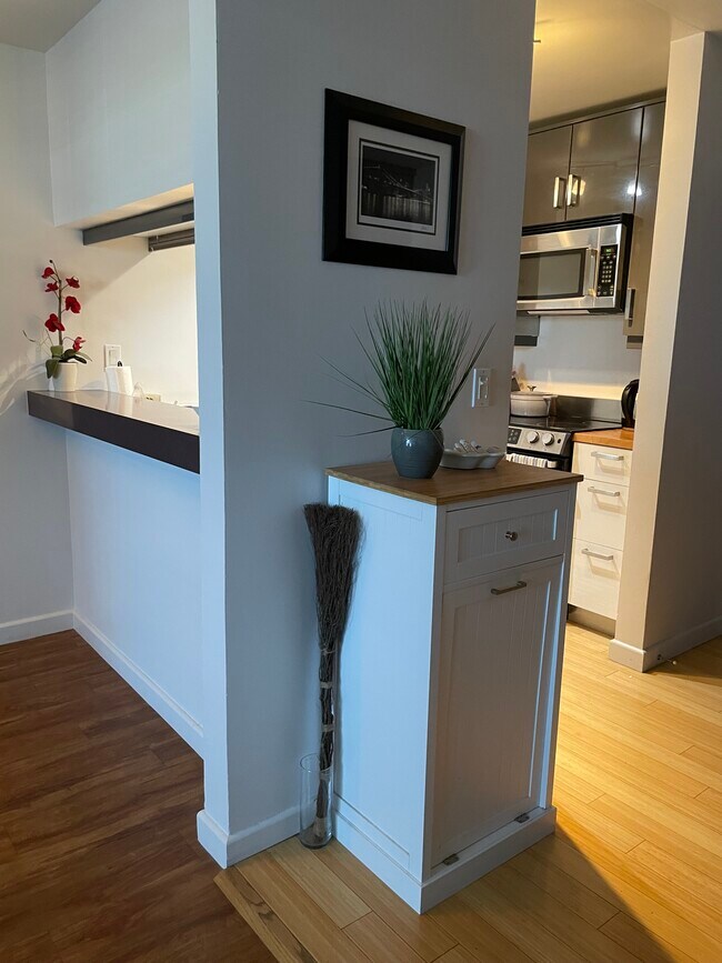 Building Photo - 1440 Veteran Ave