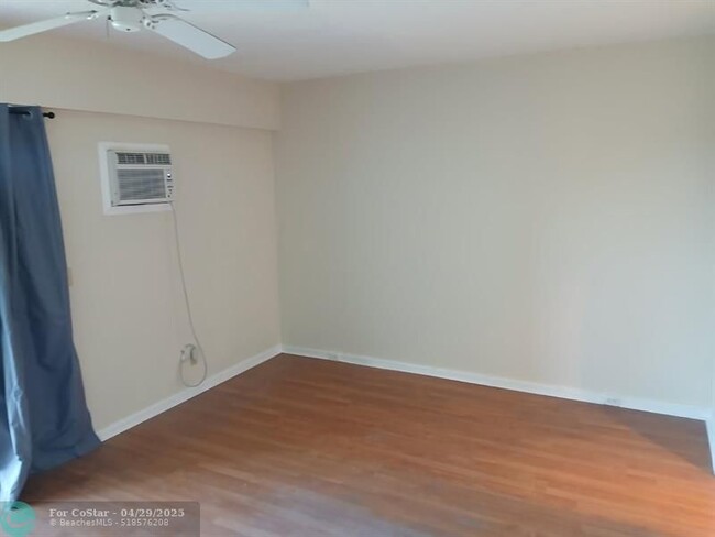 Building Photo - 538 Fanshaw M