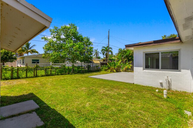 Building Photo - 2748 SW 46th Ct