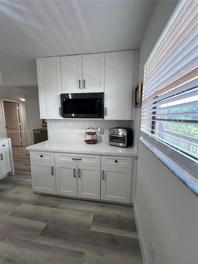 Building Photo - 4950 E Sabal Palm Blvd