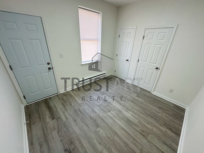 Building Photo - 2153 W Grange Ave