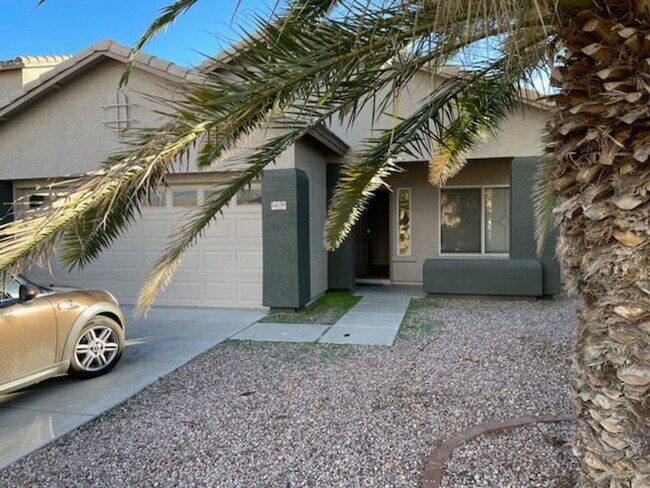 Building Photo - 4 bedroom 2 bath in Goodyear