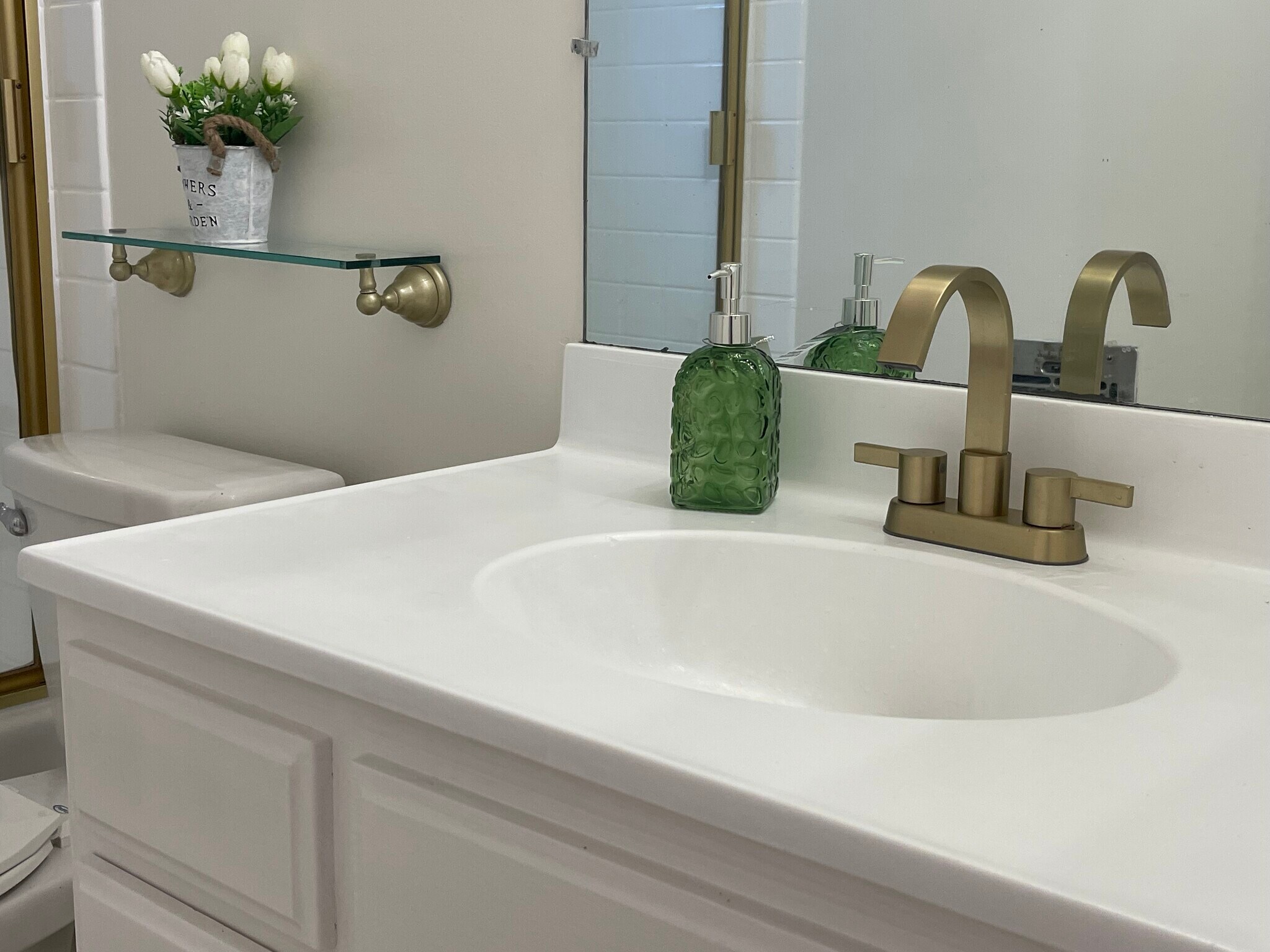 Full Bathroom - 16420 Minnehaha St