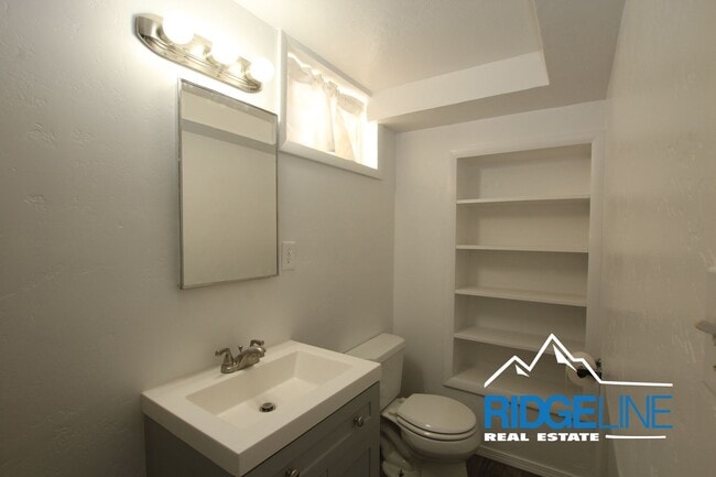 Building Photo - MOVE IN SPECIAL! East-End Home with Large Garage for Lease!