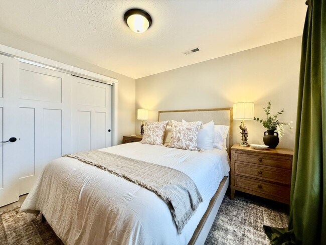 Building Photo - New 5BR Retreat With Hot Tub 2 Living Areas WC, OH