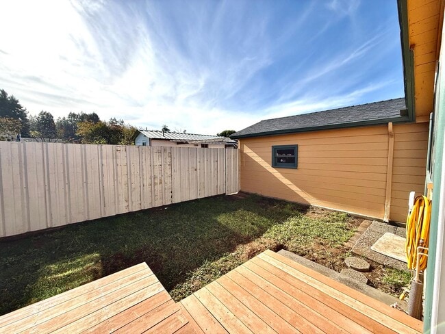 Building Photo - 2236 Home Dr