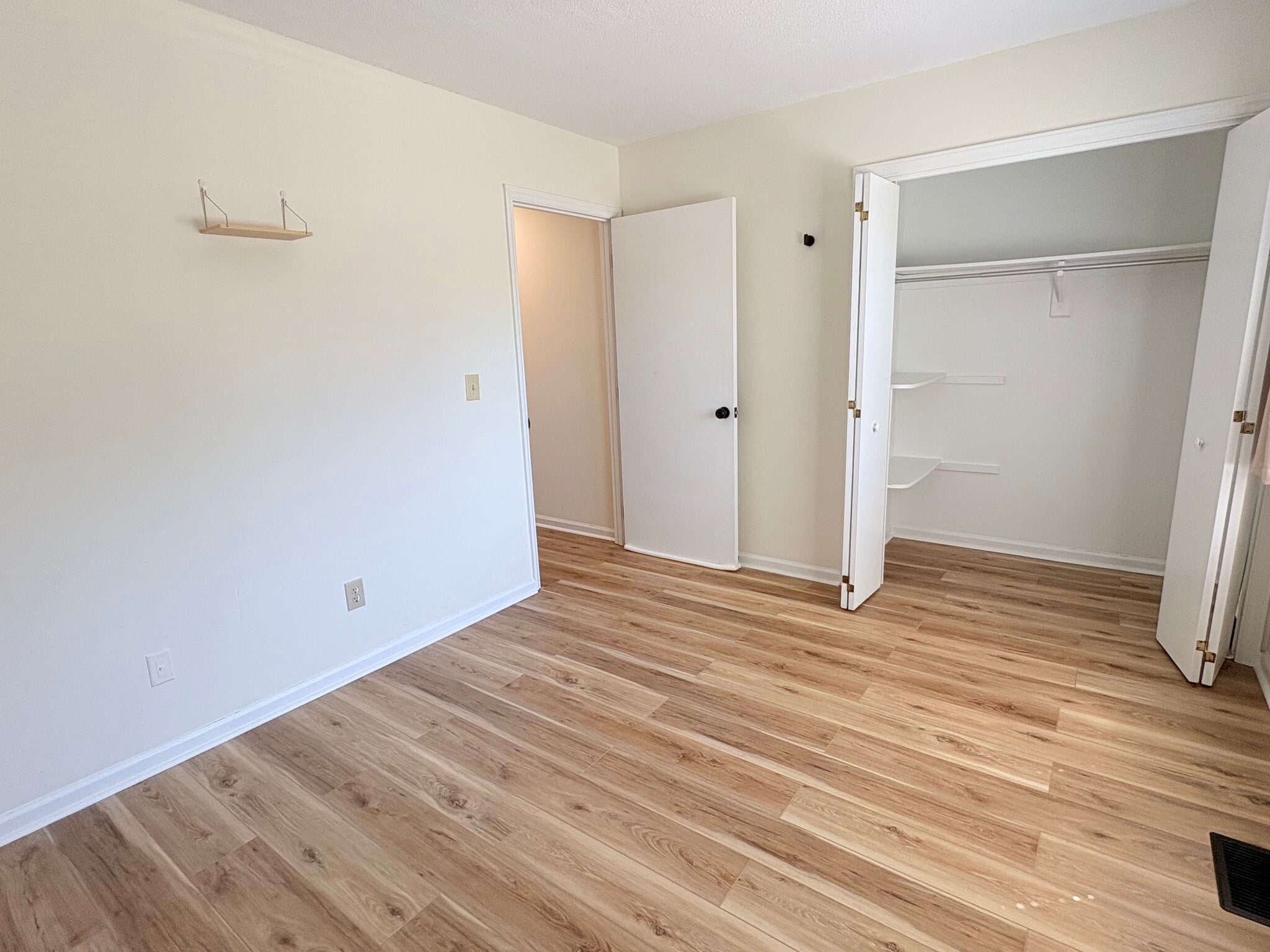 Secondary Bedroom view 2 - 109 Chaucer Ct