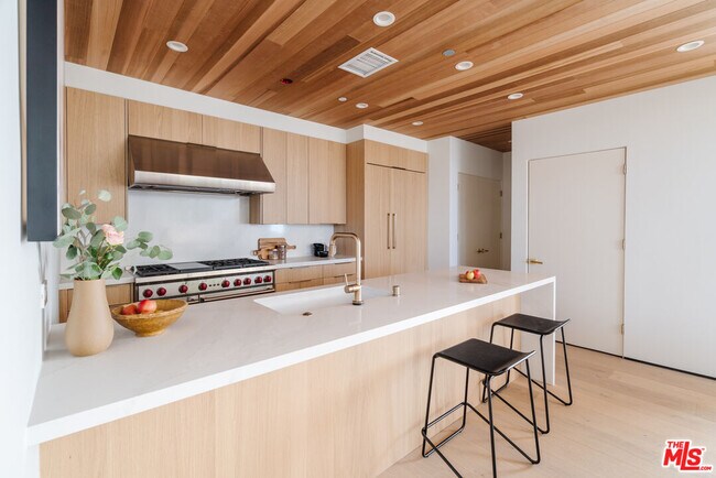 Building Photo - 611 Broadway St