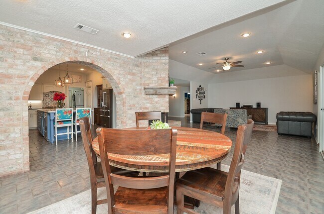 Building Photo - 827 Millpond Dr