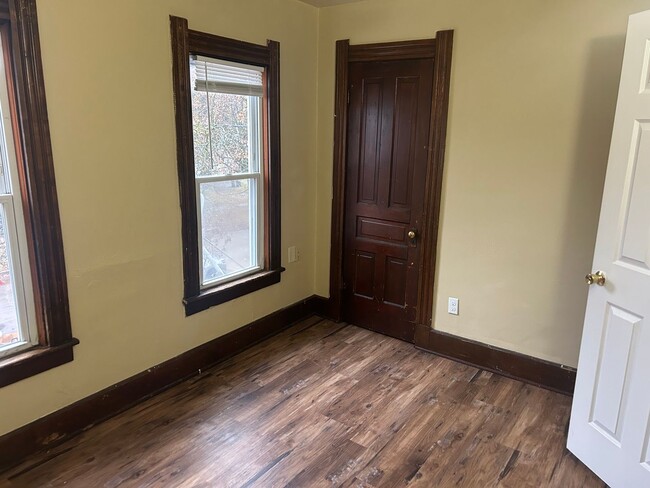 Building Photo - 3 Bedroom House