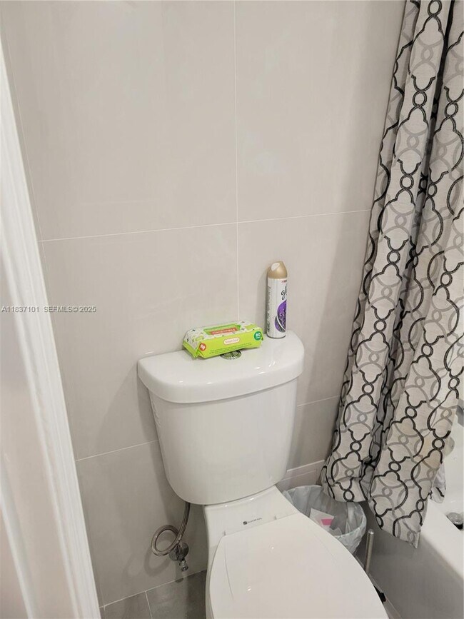 Building Photo - 3401 N Country Club Dr