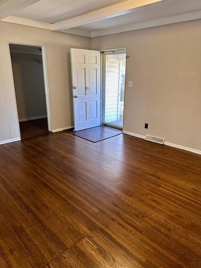 Building Photo - Won't LAST 2 Bedroom 1 bath Home with BONU...