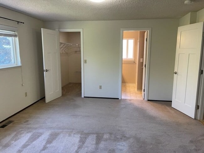 Building Photo - Beautifully Updated Home with Large Yard a...