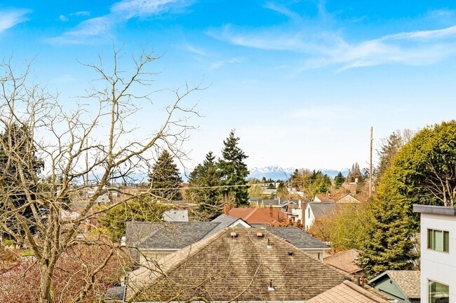 Building Photo - Exceptional 2 bdrm+office Modern Townhome