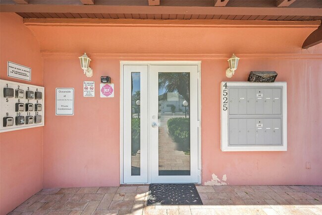 Building Photo - 4525 Poinciana St