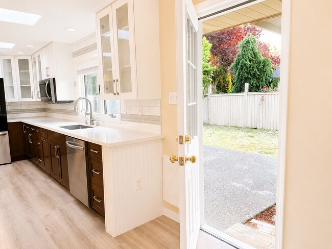 Building Photo - Beautifully Remodeled Home in Prime Kirkland Location | Designer Finishes | Spacious Layout | Top...