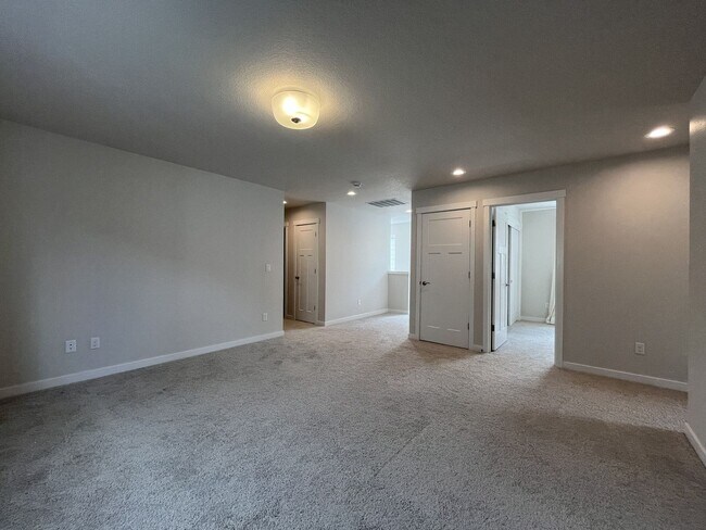 Building Photo - Stunning 2024 Built 5BR Home with Main-Level Suite, EV Charger & Covered Patio Near River Terrace