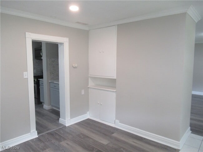 Building Photo - 6453 Poplar Dr