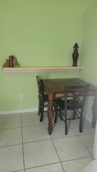 Dining area - 106 Woodbury Pines Cir