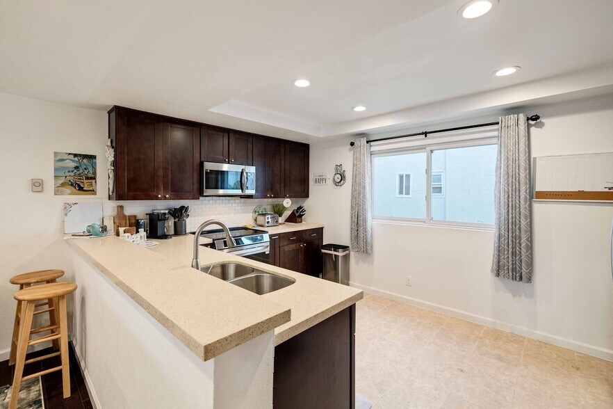 Building Photo - 255 Valley Dr