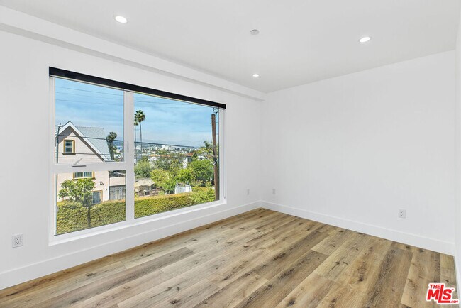 Building Photo - 571 Mariposa Ave