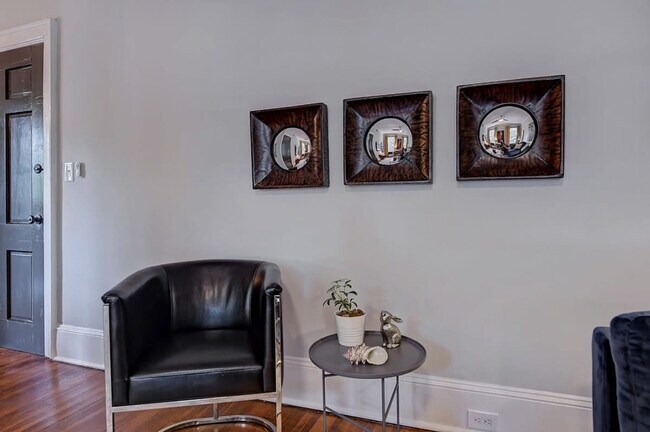 Building Photo - 518 Lamar Ave