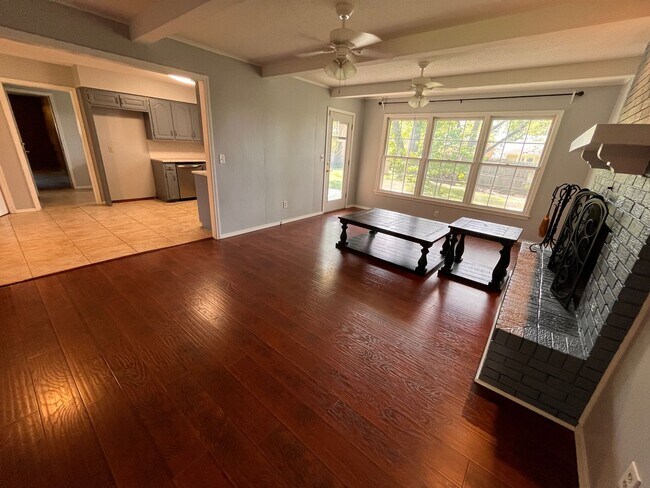 Building Photo - 3-Bed, 2-bath Luxury Southern Hills Designer Home!
