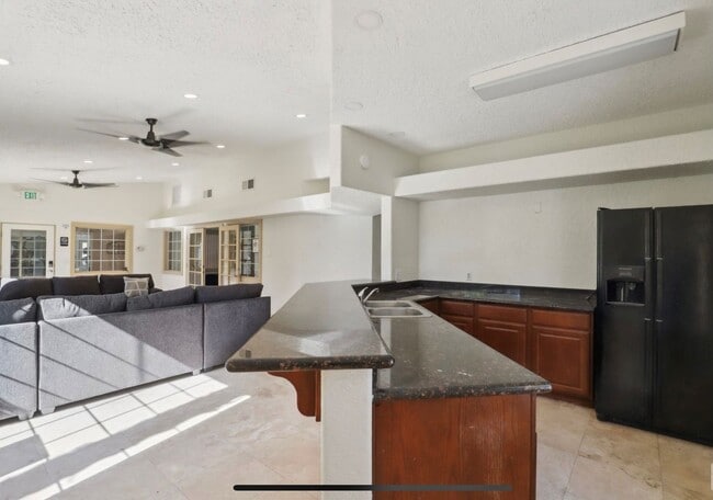 Building Photo - Beautiful Condo for Rent and Sale