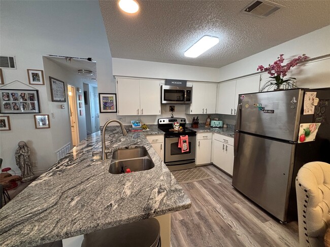 Building Photo - 30 Oak Villa Rd