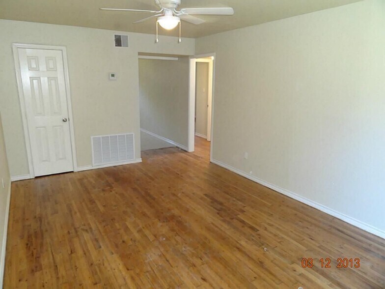 Building Photo - 3010 Oakdale St