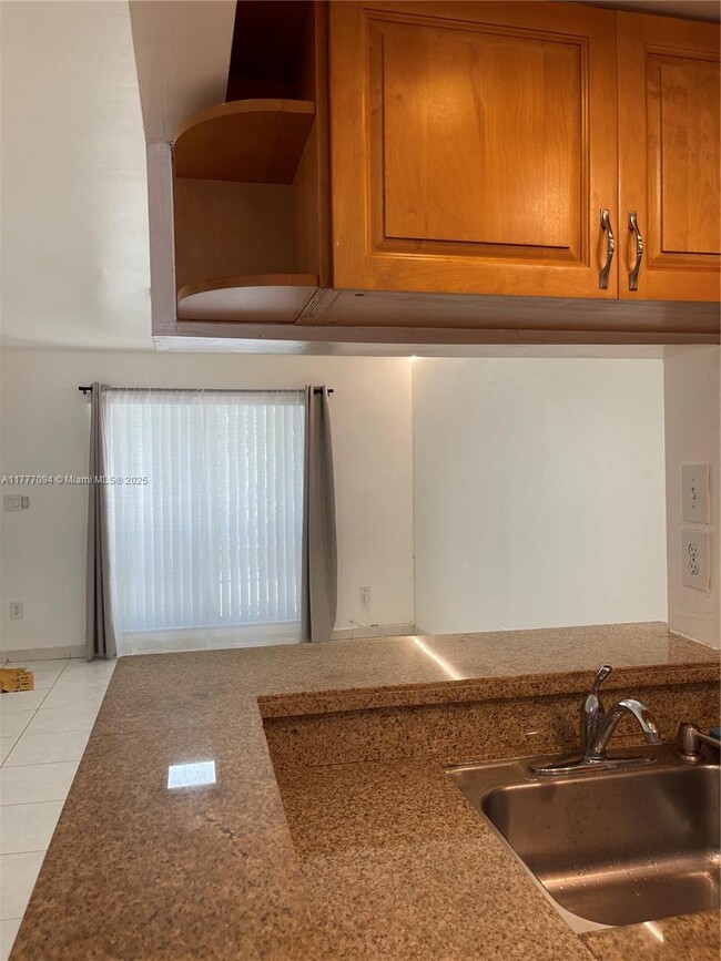 Building Photo - 10820 N Kendall Dr