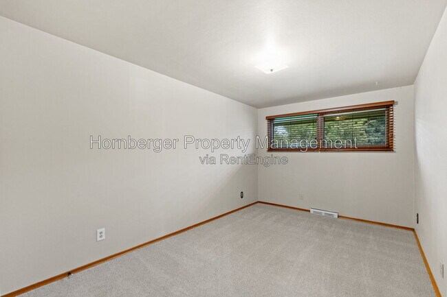 Building Photo - 10714 E Valleyway Ave