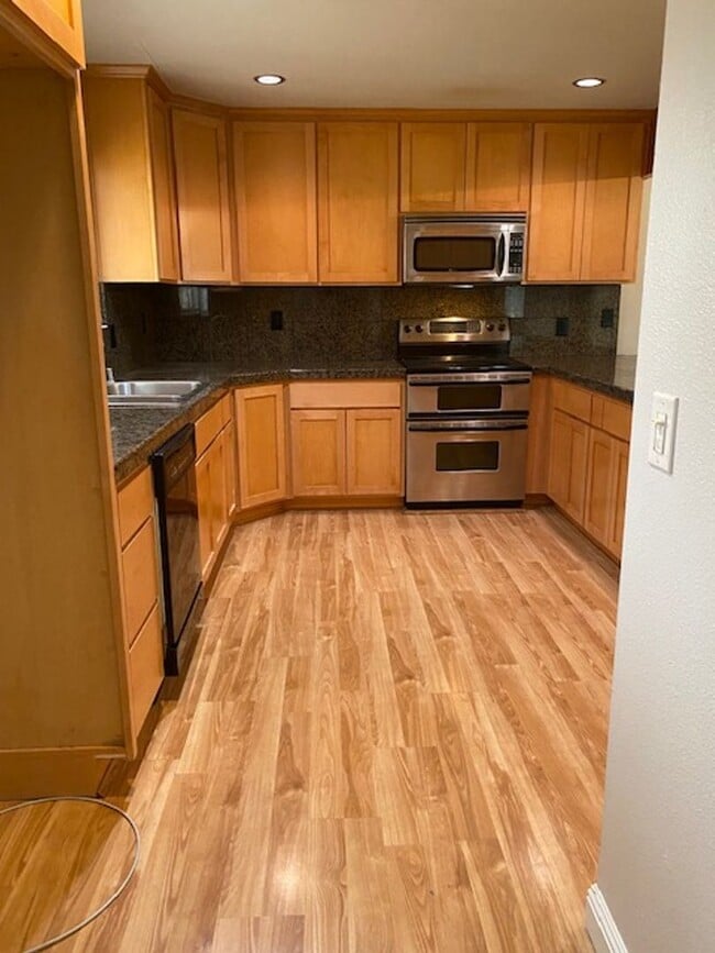 Building Photo - AVAILABLE NOW! Beautiful 2 Bedroom 2 Bath Condo in Citrus Heights!!!