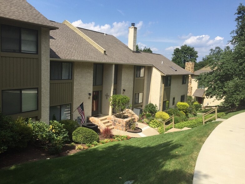 443 on left, looking east - 443 Lynetree Dr