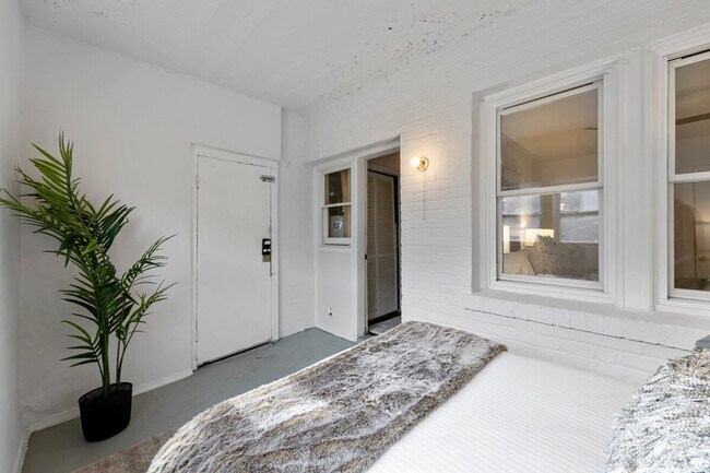 Building Photo - 1701 14th St SE