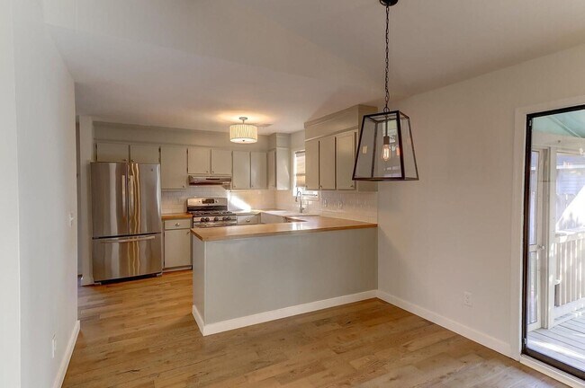Building Photo - Beautiful 3 BR/2 BA home available in the ...