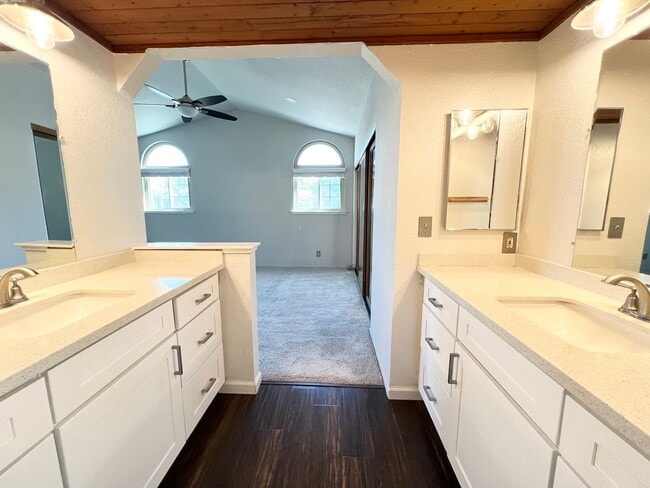 Building Photo - Beautiful Four Bedroom Home in Elk Grove