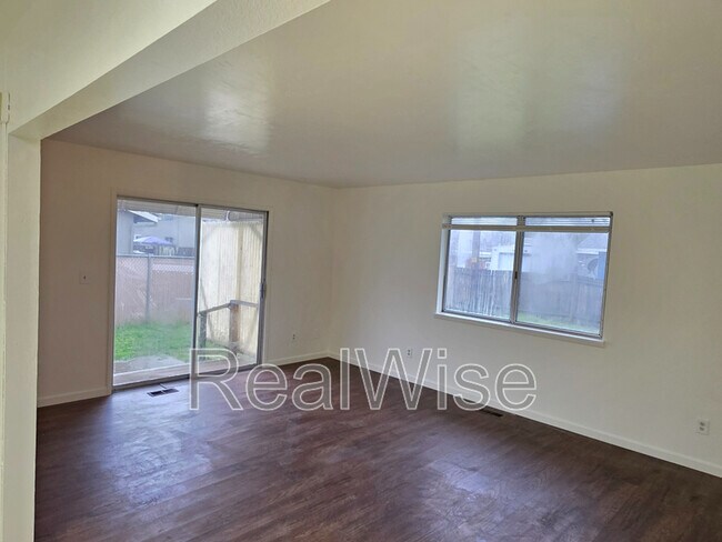 Building Photo - 231 Hawthorne St