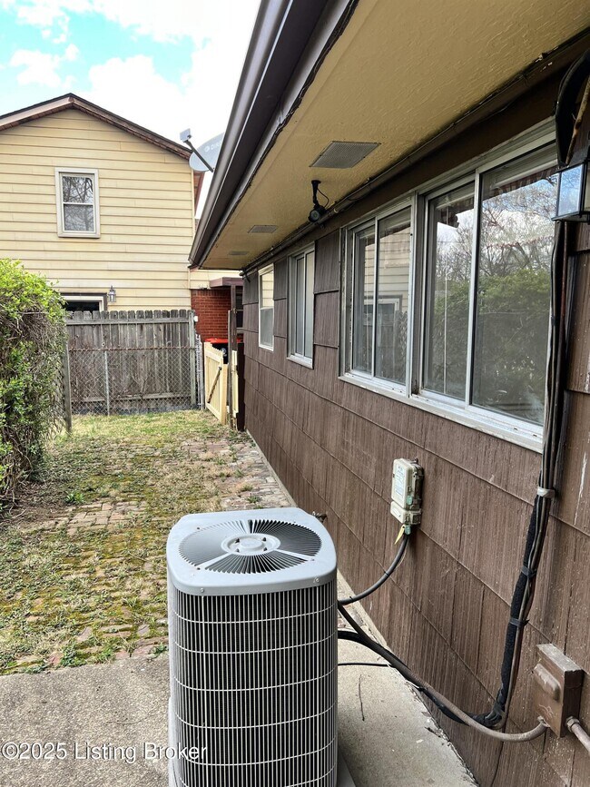 Building Photo - 3122 Commander Dr