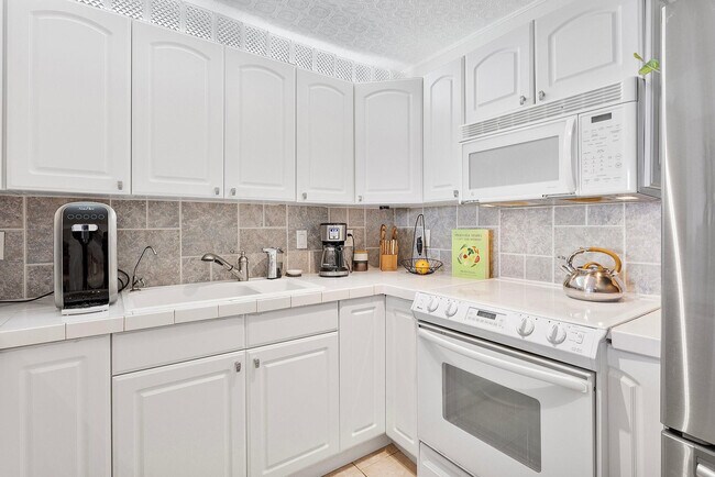 Building Photo - 1800 N Andrews Ave