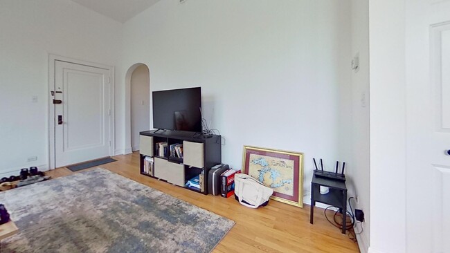 Building Photo - Second Floor Lakeview One Bedroom
