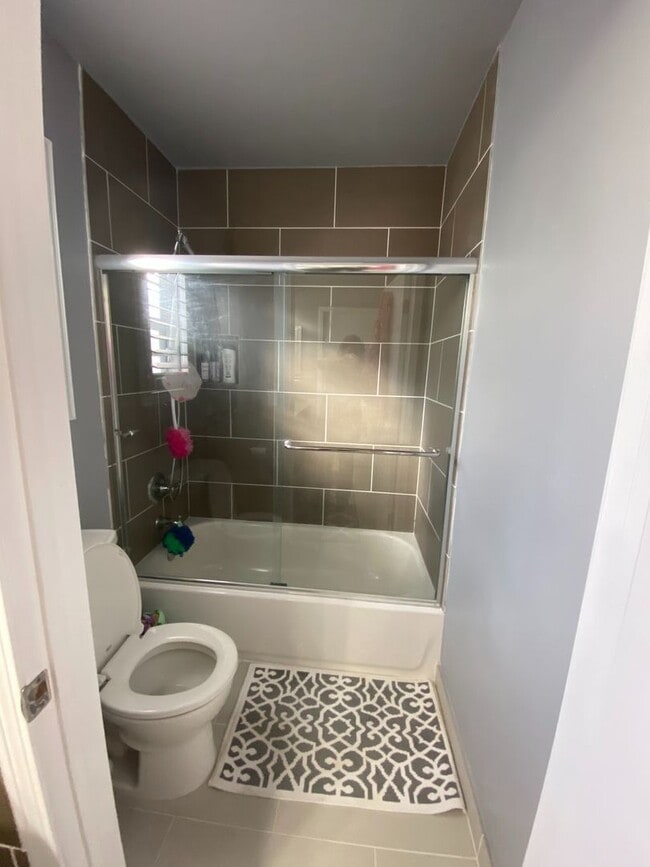 Building Photo - 3 bed, 2 1/2 bath fully remodeled unit in East Simi Valley