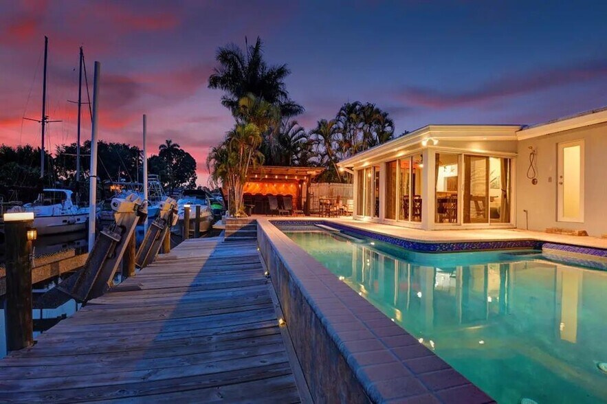 Building Photo - 2525 Gulfstream Ln