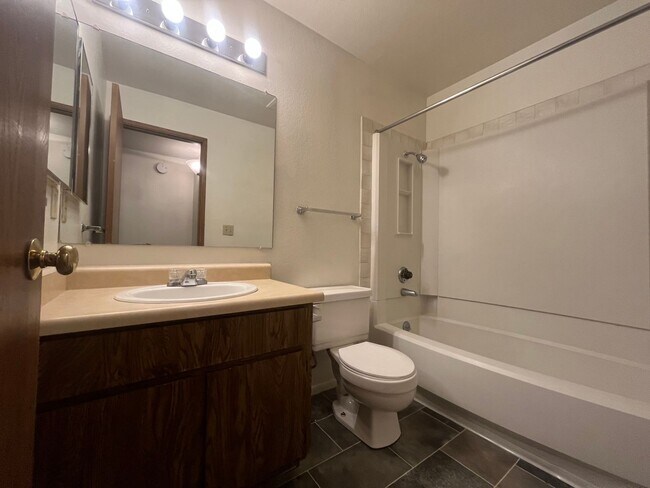 Building Photo - 2 Bedroom and 2 Bathroom South Reno