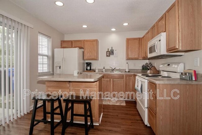 Building Photo - 137 Lynch Cir