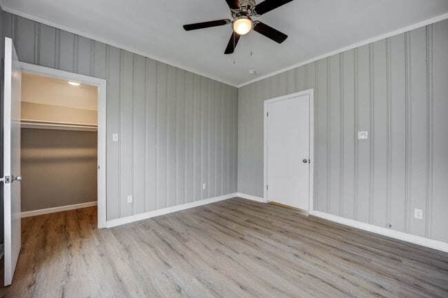 Building Photo - Freshly Updated 4 Bedroom House