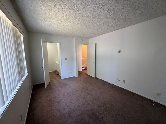 Building Photo - 752 W Hemlock St