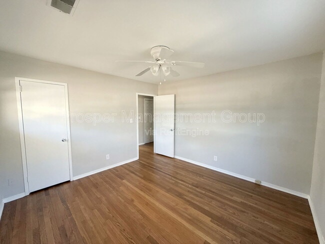 Building Photo - 1214 Hawthorne Cir