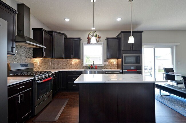 Building Photo - 5729 Meridian Way NE